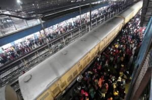 दिल्ली के रेलवे प्लेटफार्म (Delhi railway plateform crowd)